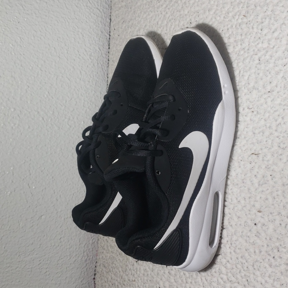 Nike Air Max Oketo Sneakers Size 6.5 Black & White